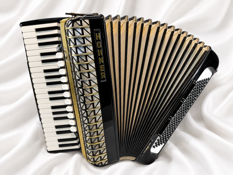 Hohner_Atlantic_IV_N_deluxe_1